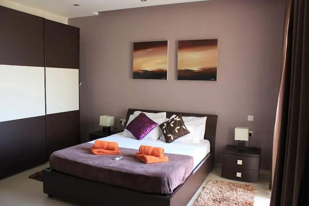 Sunny 2 Bedroom, 2 Bathrooms, Seaside Apt. Sliema