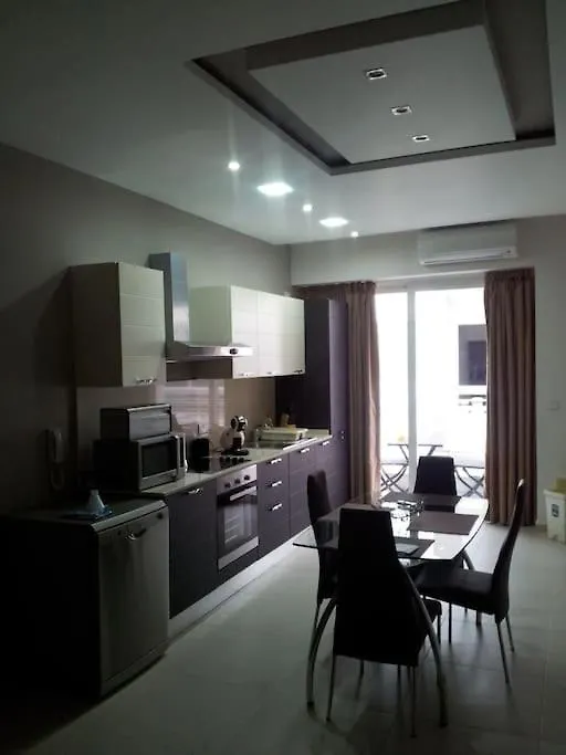 Sunny 2 Bedroom, 2 Bathrooms, Seaside Apt. Sliema Apartamento