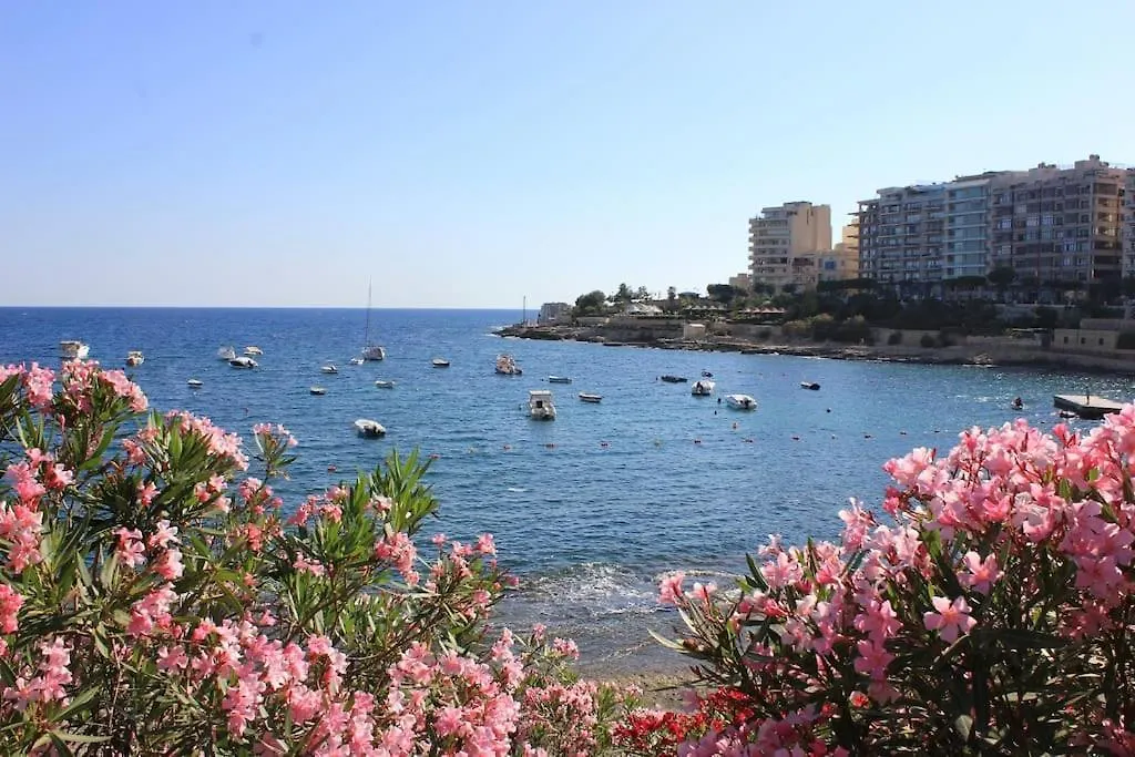 Sunny 2 Bedroom, 2 Bathrooms, Seaside Apt. Sliema Apartamento
