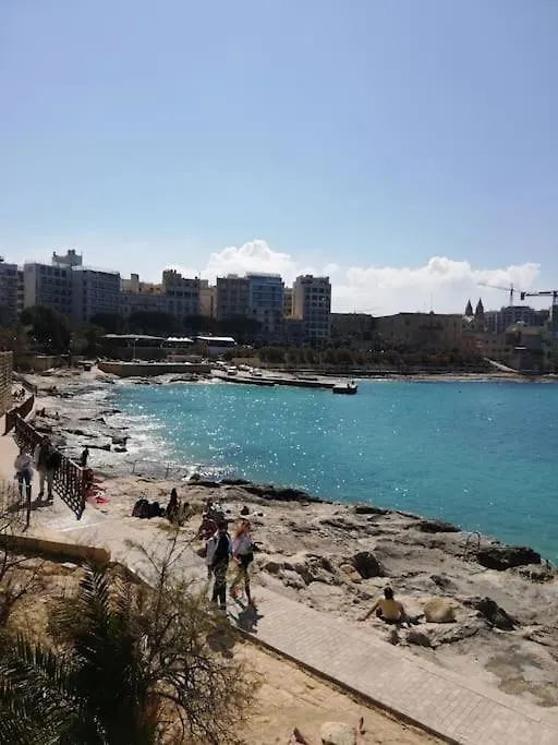 Sunny 2 Bedroom, 2 Bathrooms, Seaside Apt. Sliema Apartamento
