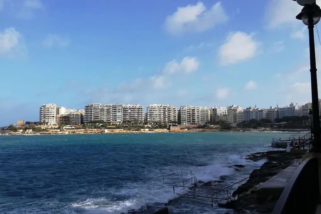 Sunny 2 Bedroom, 2 Bathrooms, Seaside Apt. Sliema