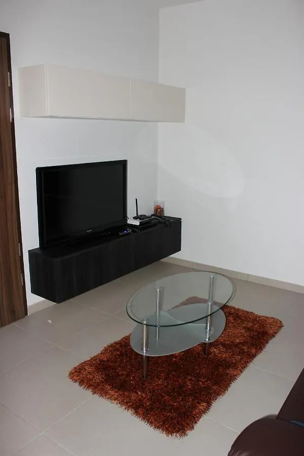 Sunny 2 Bedroom, 2 Bathrooms, Seaside Apt. Sliema