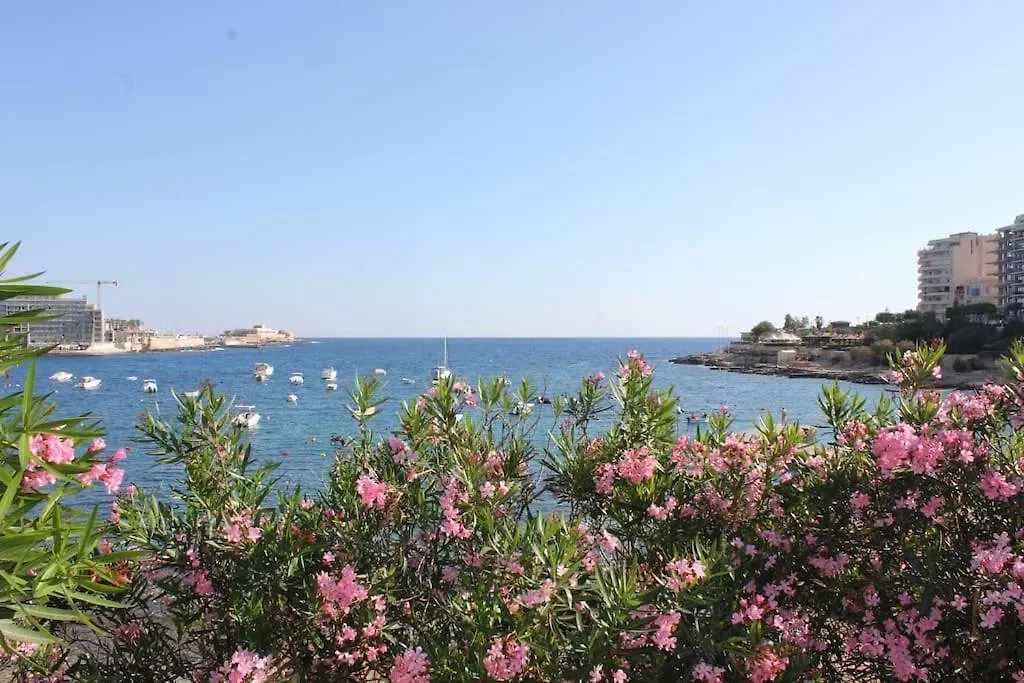 Sunny 2 Bedroom, 2 Bathrooms, Seaside Apt. Sliema 0*,