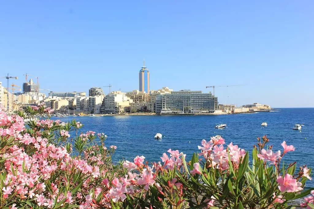 Sunny 2 Bedroom, 2 Bathrooms, Seaside Apt. Sliema Apartamento