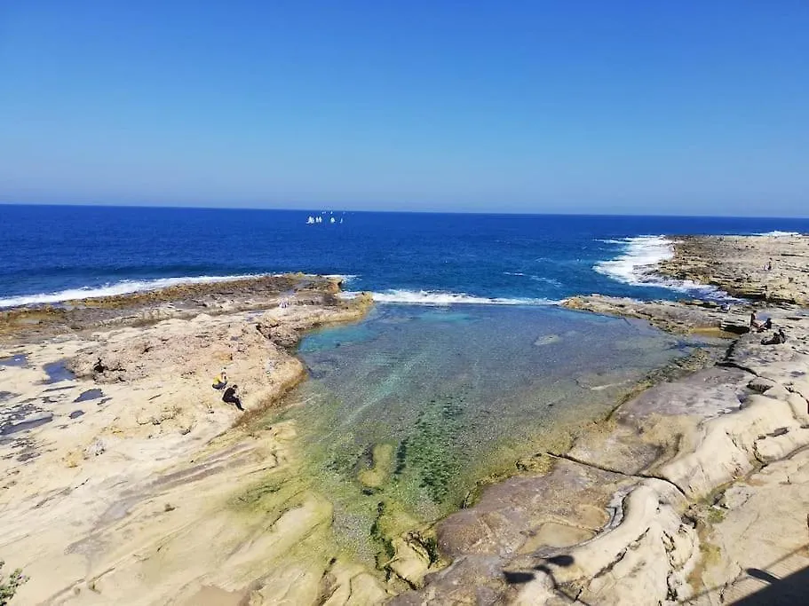 Sunny 2 Bedroom, 2 Bathrooms, Seaside Apt. Sliema Apartamento