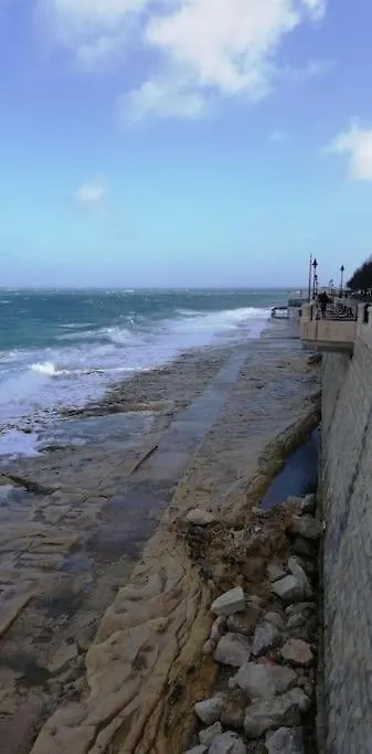 Sunny 2 Bedroom, 2 Bathrooms, Seaside Apt. Sliema 0*,