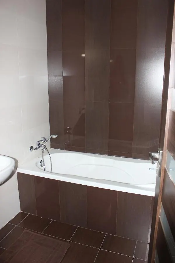 Sunny 2 Bedroom, 2 Bathrooms, Seaside Apt. Sliema Apartamento